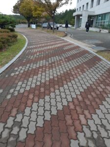 Gạch con sâu sân hè lát bãi đỗ xe và sân nhà máy